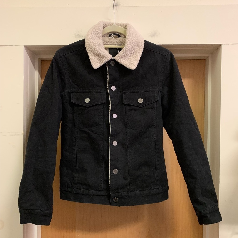 H&M Black Faux Fur Lined Snap Down Denim Jacket with Pockets - size XS